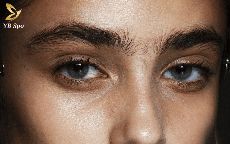 Triệt lông mày giao nhau - Bí quyết cho đôi lông mày thanh tú 8 Triệt lông mày giao nhau giúp khai phóng vùng "Ấn đường", mang lại gương mặt sáng bừng và thanh thoát hơn