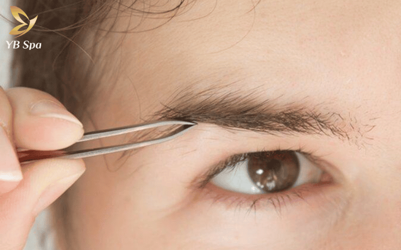 Triệt lông mày giao nhau - Bí quyết cho đôi lông mày thanh tú 10 Nhổ lông bằng nhíp thường xuyên là "thủ phạm" âm thầm khiến vùng da mắt sớm bị chảy xệ và xuất hiện nếp nhăn