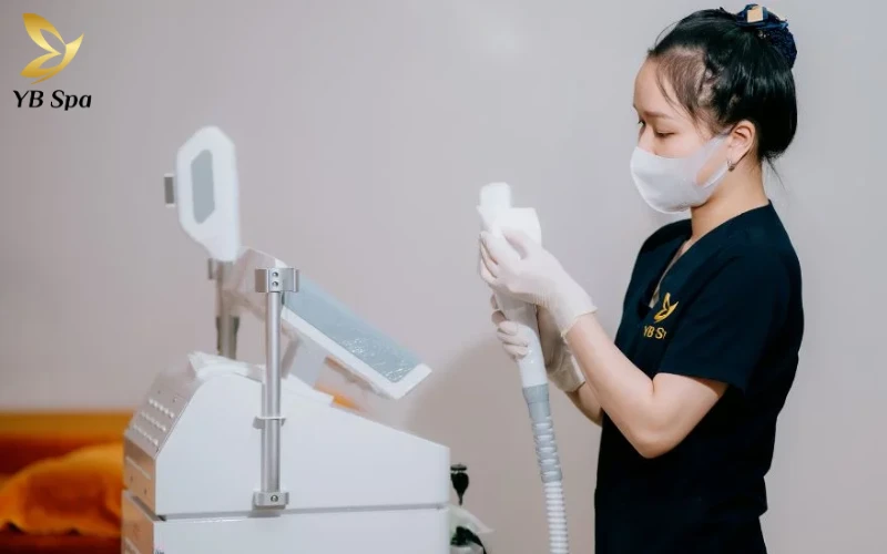 Đầu máy laser luôn được khử trùng bằng dung dịch y tế chuyên dụng ngay sau mỗi liệu trình, bảo vệ làn da bạn trong điều kiện vô trùng nhất