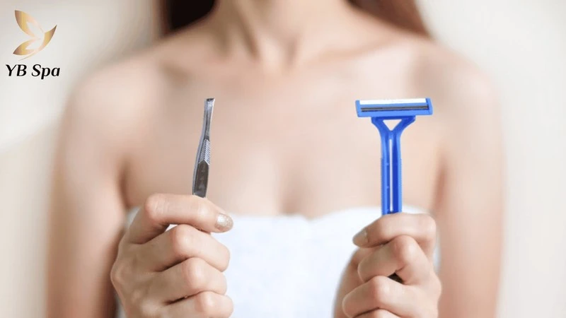 Trong 1 tuần sau triệt lông nách, tuyệt đối không cạo, nhổ hay wax phần lông đang tự đẩy lên bề mặt da.
