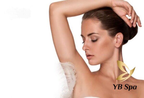 Việc loại bỏ lông nách không chỉ giúp giảm sự khó chịu mà còn ngăn chặn sự tạo môi trường ẩm ướt (Nguồn: YB Spa)