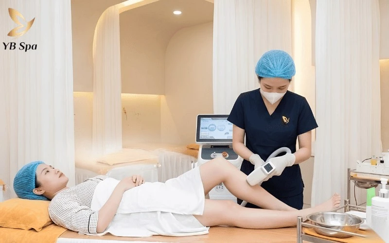 Kỹ thuật viên thao tác đi máy New E-Light chuẩn y khoa, đảm bảo hiệu quả triệt lông tối đa.