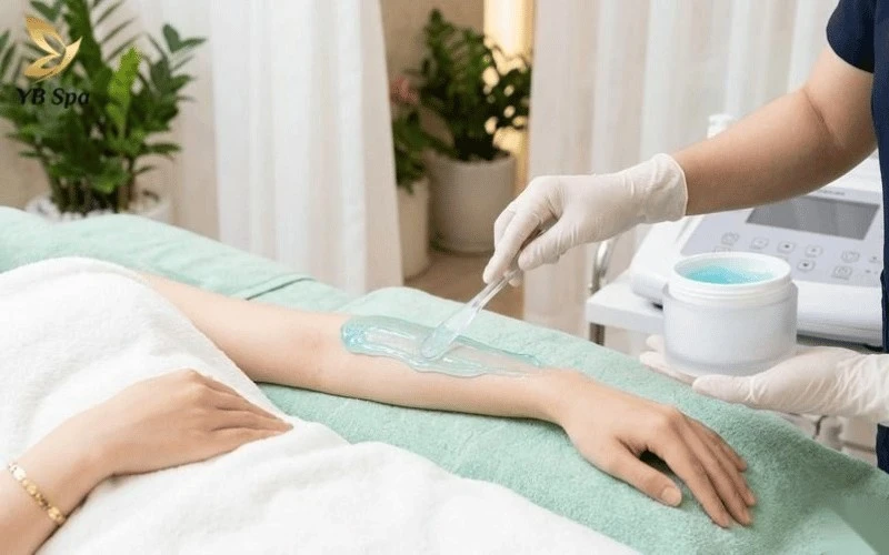 Bước thoa gel lạnh chuyên dụng giúp bảo vệ da và tăng sự thoải mái khi đi máy SHR.