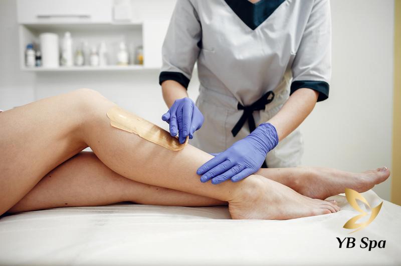 Triệt Lông Vĩnh Viễn Có Đau Không? Cần Lưu Ý Gì Khi Triệt Lông? 20 Triệt lông bằng các phương pháp truyền thống như wax lông (Nguồn: Internet)