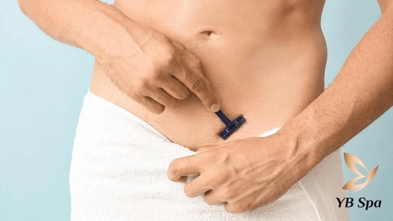 Sử dụng dao cạo là phương pháp nhanh chóng nhưng tiềm ẩn rủi ro trầy xước và viêm nang lông cao nhất nếu không thao tác đúng cách.