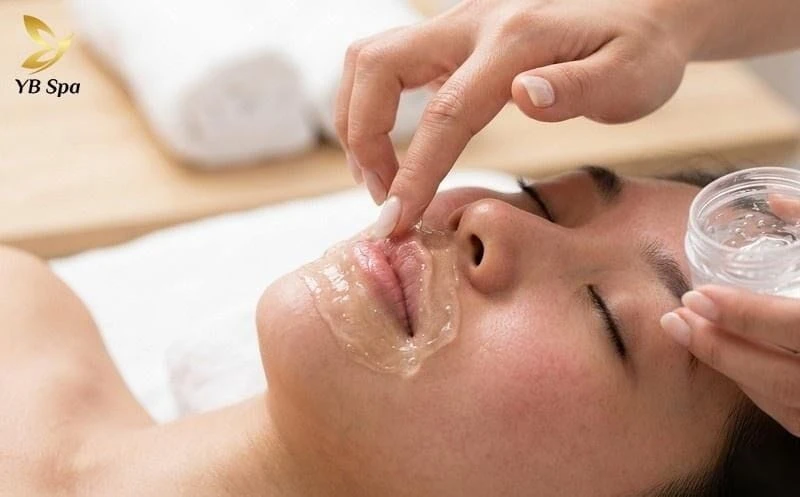 Cung cấp độ ẩm kịp thời giúp làm dịu và phục hồi hàng rào bảo vệ da sau khi triệt.