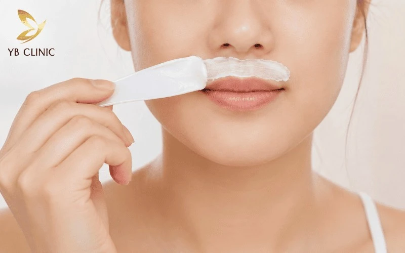 6 Cách Triệt Ria Mép Nữ An Toàn Và Hiệu Quả 8 Sử dụng kem tẩy lông chuyên dụng là cách loại bỏ ria mép nhanh chóng tại nhà, phù hợp với người muốn xử lý lông tạm thời.
