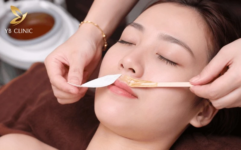 6 Cách Triệt Ria Mép Nữ An Toàn Và Hiệu Quả 9 Waxing ria mép bằng sáp ấm giúp nhổ lông từ gốc, duy trì vùng da mép sạch lông trong nhiều tuần.