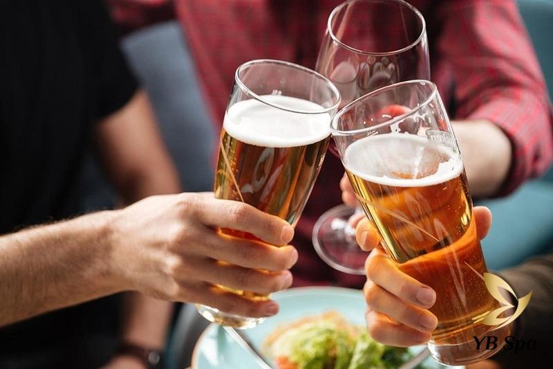 Uống bia có nổi mụn không? Cách uống bia để không bị nổi mụn 8 Nên uống nhiều nước để bù đắp lại lượng nước đã mất cho da, giúp da phục hồi nhanh chóng.
