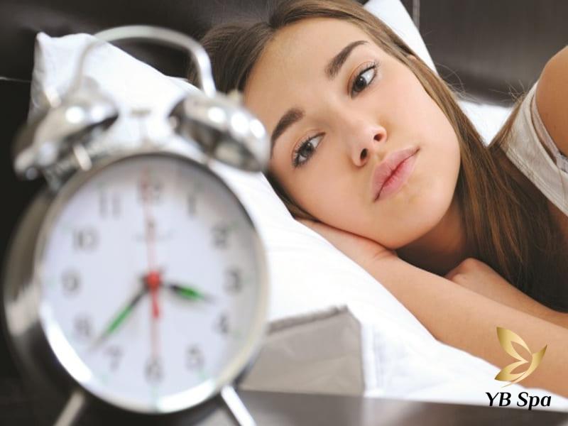 Uống cà phê có nổi mụn không? Cách uống cà phê không nổi mụn 23 nếu bạn uống cà phê sai thời điểm, như uống vào buổi tối có thể gây tình trạng mất ngủ