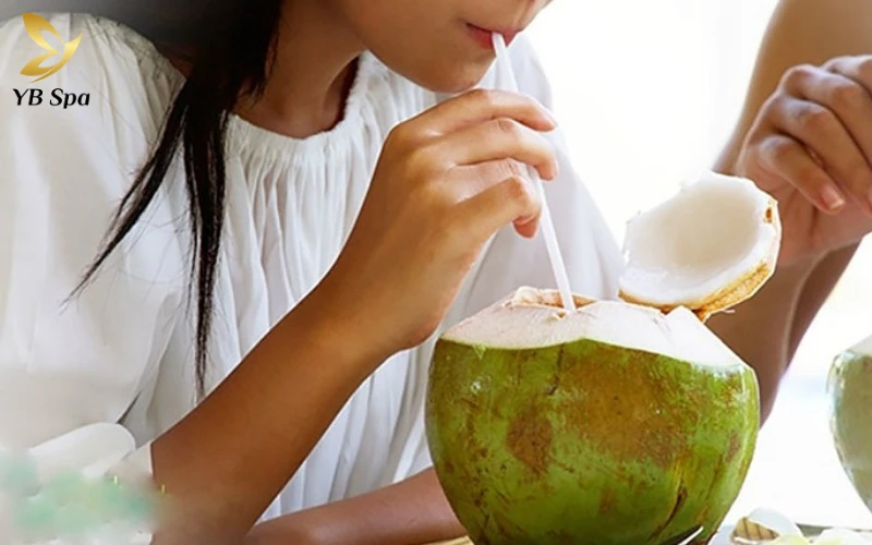 Uống Nước Dừa Để Đẹp Da Hết Mụn