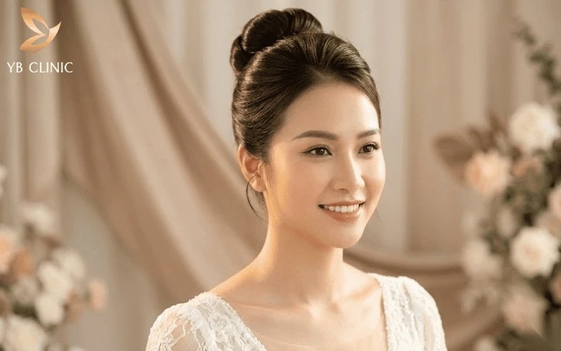 Vì Sao Nhiều Cô Dâu Chọn Búi Tóc Thay Vì Xõa? Điều Ít Người Để Ý 7 Tóc búi sang trọng giúp cô dâu tỏa sáng rạng rỡ trong suốt ngày cưới.