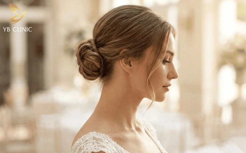 Vì Sao Nhiều Cô Dâu Chọn Búi Tóc Thay Vì Xõa? Điều Ít Người Để Ý 8 Kiểu tóc búi giúp tôn vinh góc nghiêng thanh thoát và bờ vai quyến rũ của cô dâu.