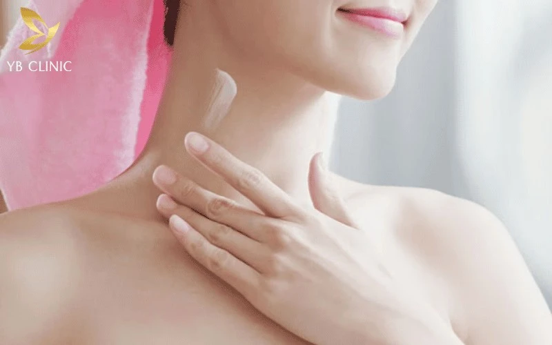 Vì Sao Nhiều Cô Dâu Chọn Búi Tóc Thay Vì Xõa? Điều Ít Người Để Ý 11 Chăm sóc vùng da gáy đều màu, mịn màng giúp tự tin hơn khi diện váy hở lưng và lưu giữ những khoảnh khắc đẹp.