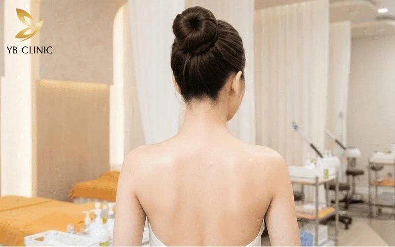Vì Sao Phụ Nữ Búi Tóc Luôn Tạo Cảm Giác Quyến Rũ Hơn? Bí Quyết Để Búi Tóc Đẹp 9 Kiểu tóc búi cao giúp tôn vinh đường cong quyến rũ của vùng cổ và vai gáy thanh mảnh.