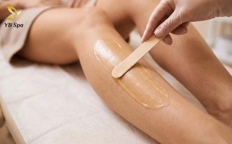 Wax Lông Là Gì? Quy Trình Wax Lông Chuẩn An Toàn 13 Thao tác miết và giật sáp dứt khoát giúp loại bỏ nang lông nhanh chóng, giảm thiểu tối đa cảm giác đau rát.