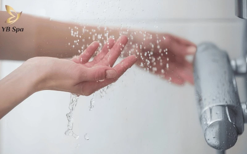 Wax Lông Là Gì? Quy Trình Wax Lông Chuẩn An Toàn 15 Tuyệt đối không tắm nước nóng, xông hơi, ngâm bồn hoặc đi bơi ở hồ bơi công cộng/biển trong vòng 24 - 48 giờ sau khi wax.
