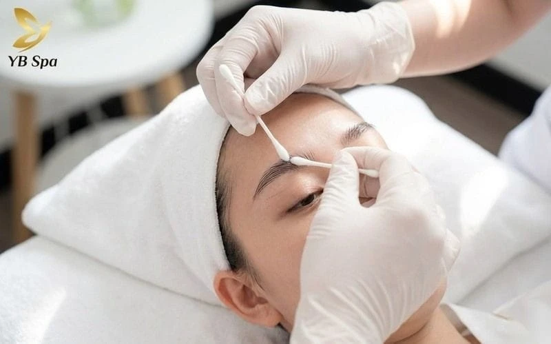 Chuẩn bị đầy đủ dụng cụ: tăm bông, bông gòn tiệt trùng và nước muối sinh lý trước khi vệ sinh.