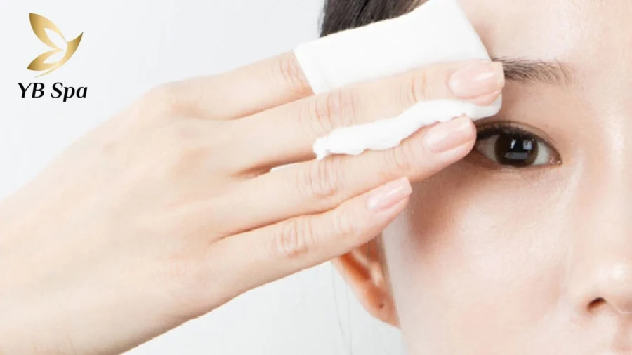 Sử dụng khăn giấy loại mềm, không bụi hoặc bông tẩy trang sạch để làm khô lông mày sau khi vệ sinh.