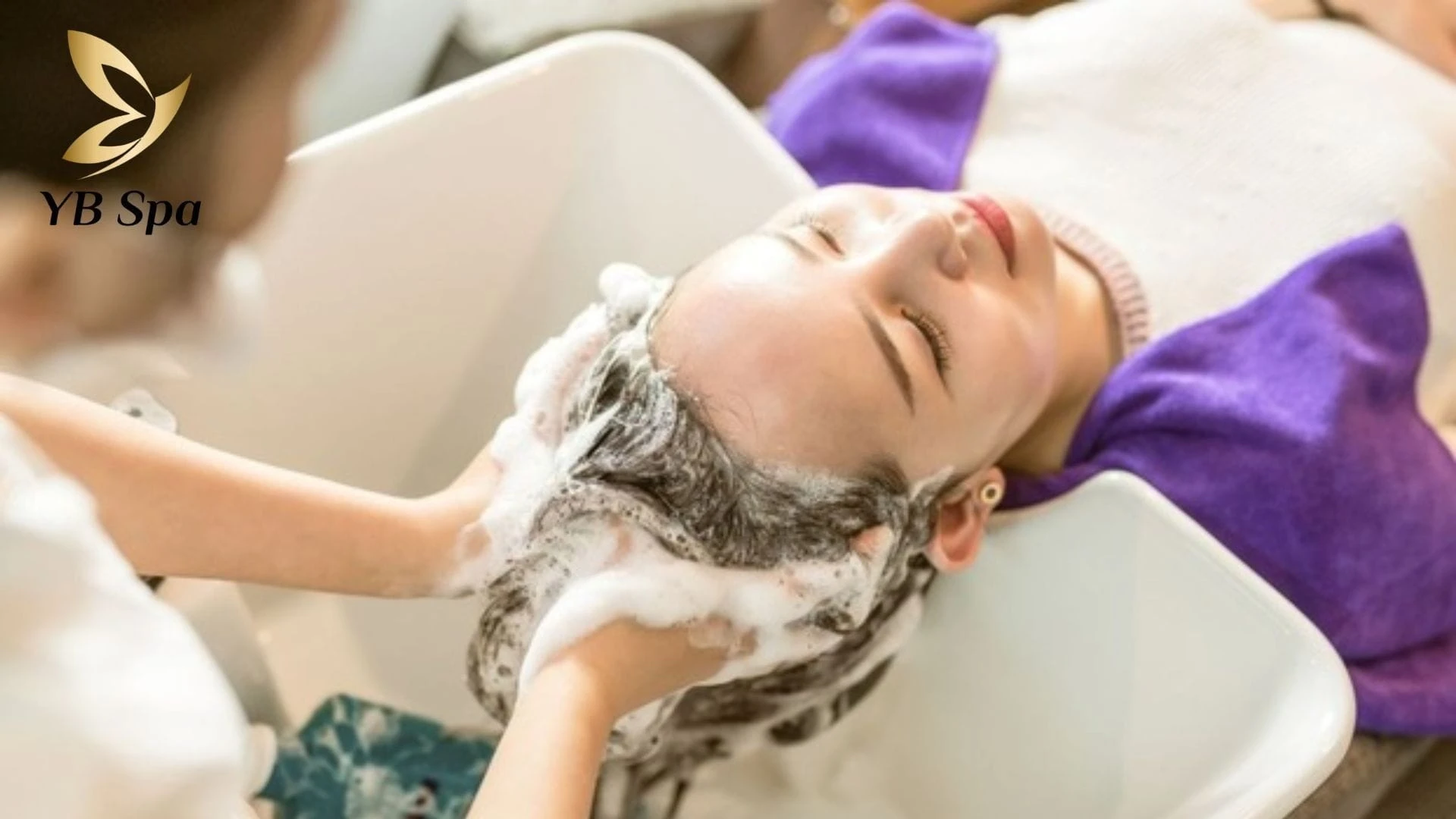 Bảo vệ lông mày khỏi nước khi tắm gội để tránh gây kích ứng vùng da đang tổn thương.