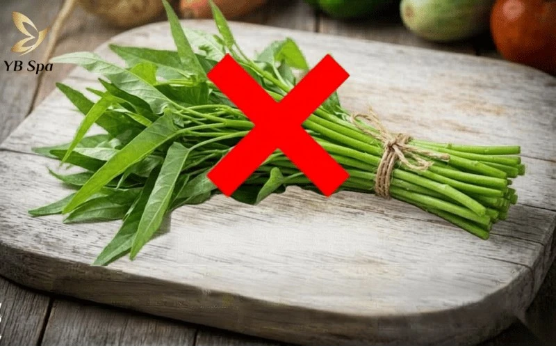 Ăn rau muống tăng sinh collagen quá mức, dễ hình thành sẹo lồi mất thẩm mỹ cho môi.