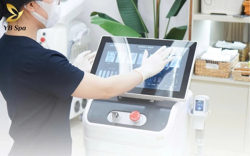 Nano Diamond Light tại YB Spa được xem là "tiêu chuẩn vàng" năm 2026 trong việc xử lý triệt để các vùng xoáy lông ở lưng phức tạp